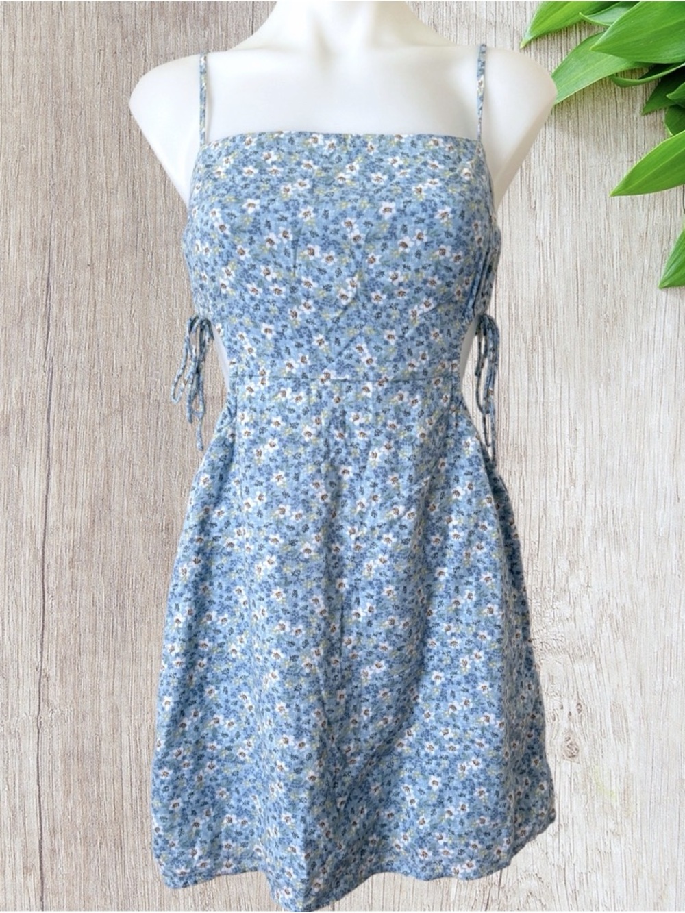 Abercrombie & Fitch Women’s Light Blue Summer Floral Side Cut Out Dress, Small